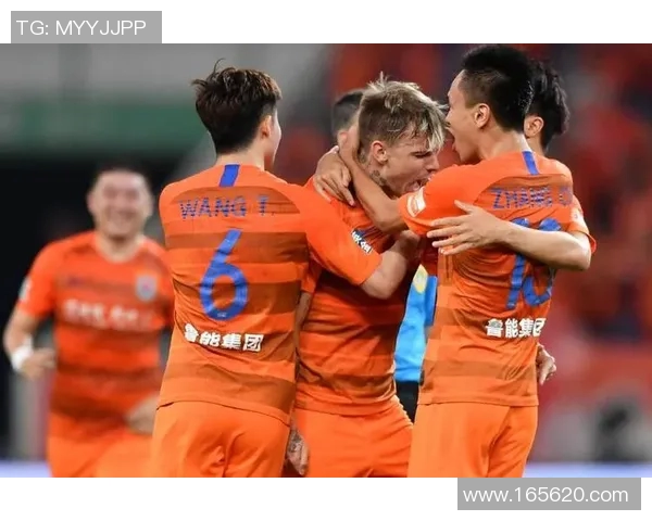 杭州足球队配合引发热议球迷对战术安排和球员默契提出质疑